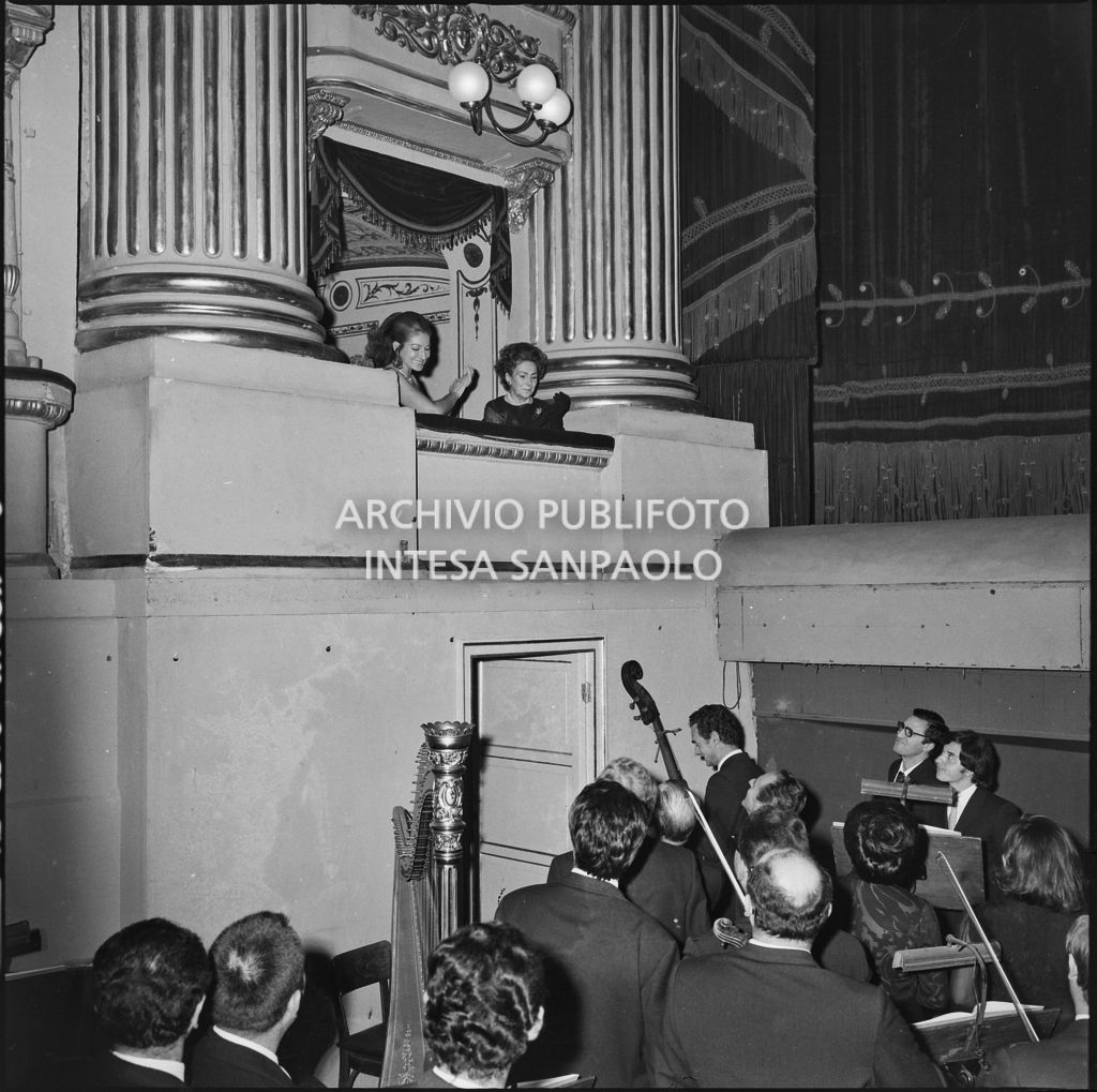 La soprano Maria Callas applaude agli orchestrali da un palco del Teatro alla Scala in occasione della serata inaugurale della stagione lirica 1970-1971 con l'opera "I vespri siciliani", di Giuseppe Verdi, diretta da Gianandrea Gavazzeni, con la regia di Giorgio De Lullo