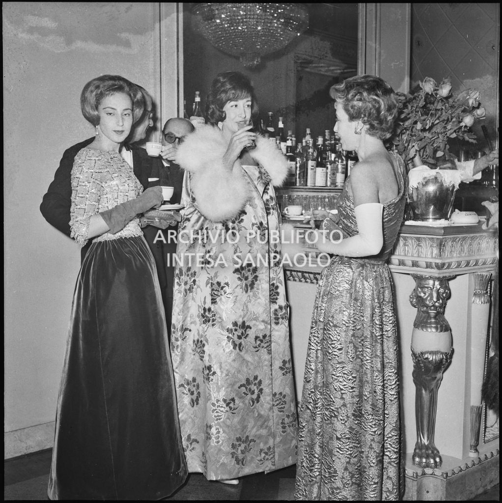 Emanuela di Castelbarco Toscanini al bar del Teatro alla Scala in occasione della serata inaugurale della stagione lirica 1960-1961 con l'opera "Poliuto" di Gaetano Donizetti, diretta da Antonino Votto con la regia di Herbert Graf