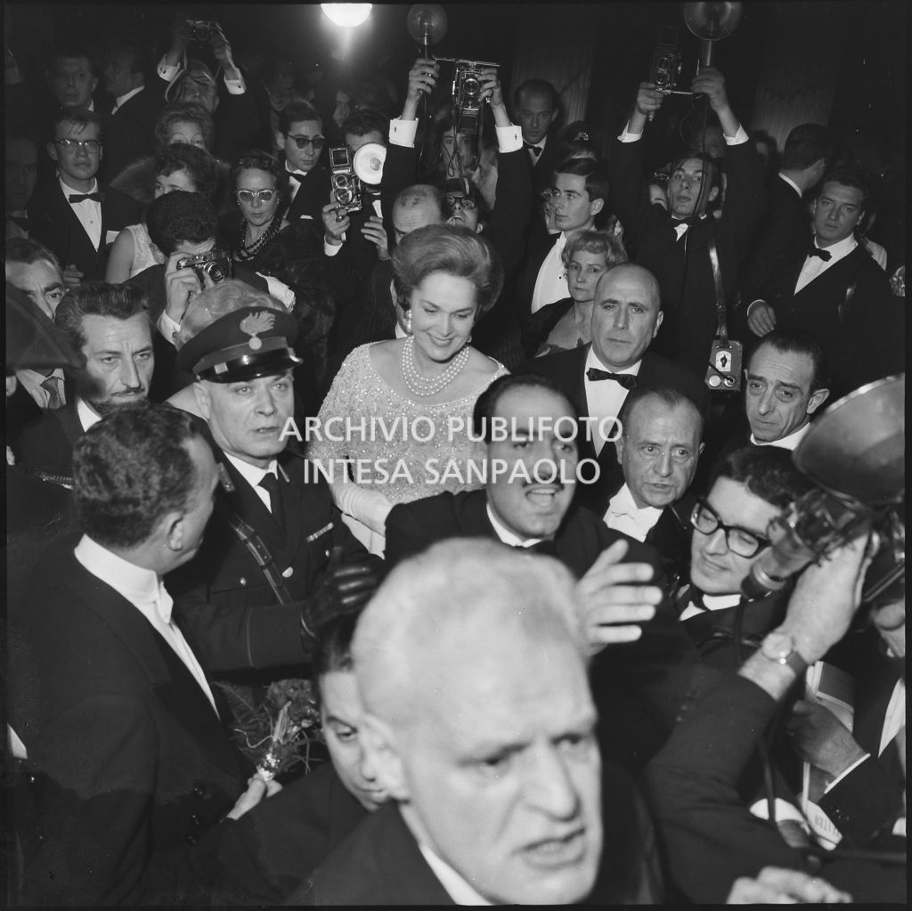L'arrivo di Begum Om Habibeh Aga Khan (Yvonne Blanche Labrousse), moglie di Aga Khan III, la sera dell'inaugurazione della stagione lirica 1960-1961 del Teatro alla Scala con l'opera "Poliuto" di Gaetano Donizetti, diretta da Antonino Votto con la regia di Herbert Graf