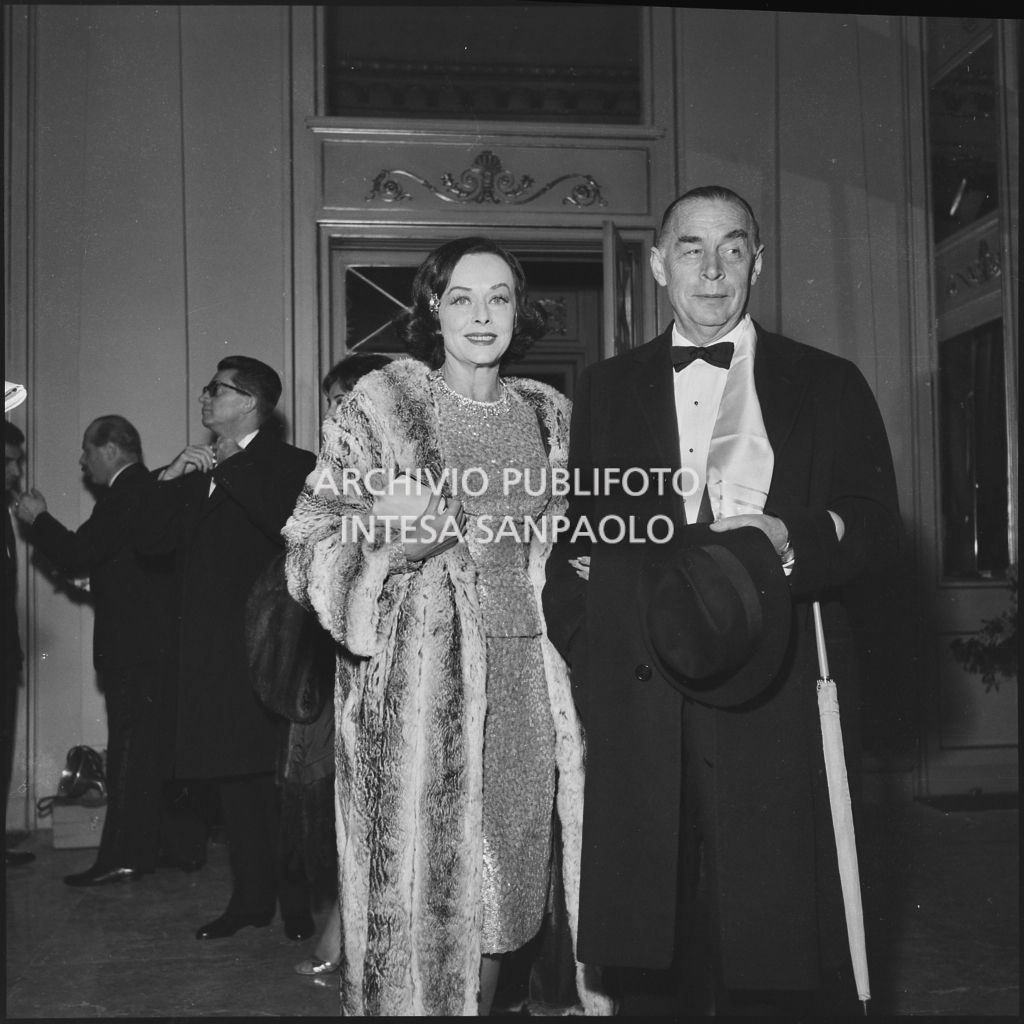 Erich Maria Remarque e Paulette Goddard nel foyer del Teatro alla Scala in occasione della serata inaugurale della stagione lirica 1960-1961 con l'opera "Poliuto" di Gaetano Donizetti, diretta da Antonino Votto con la regia di Herbert Graf