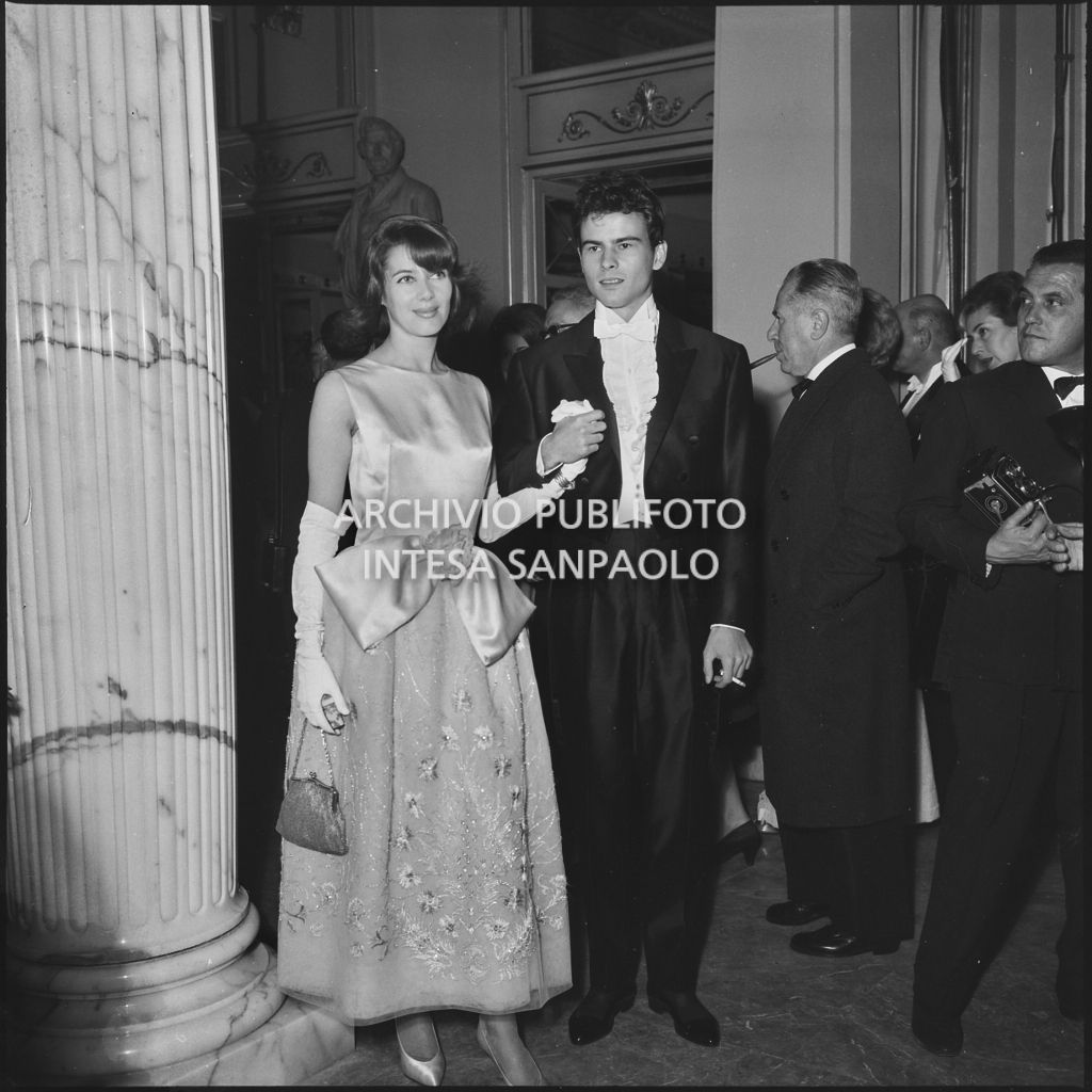 Myriam Bru e Horst Buchholz nel foyer del Teatro alla Scala in occasione della serata inaugurale della stagione lirica 1960-1961 con l'opera "Poliuto" di Gaetano Donizetti, diretta da Antonino Votto con la regia di Herbert Graf