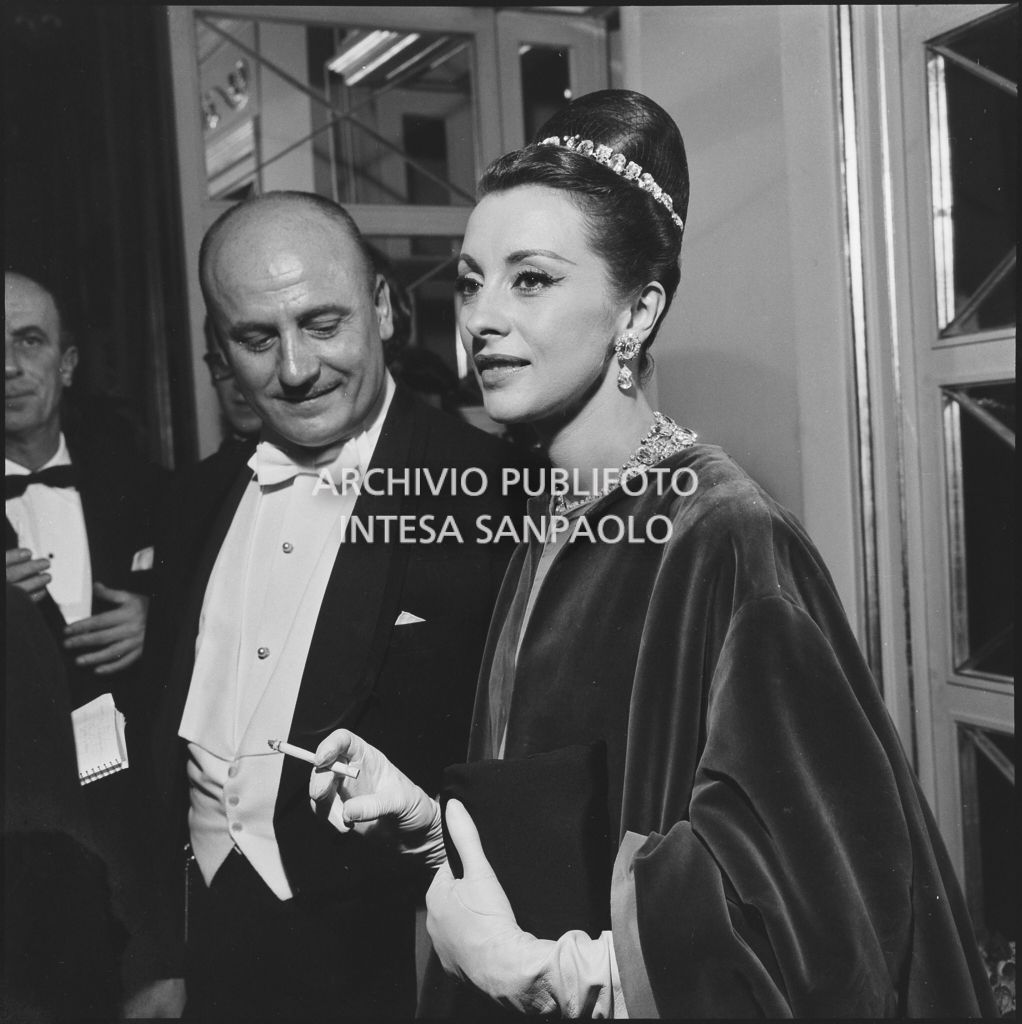 Lo stilista Pierre Balmain al Teatro alla Scala in occasione della serata inaugurale della stagione lirica 1960-1961 con l'opera "Poliuto" di Gaetano Donizetti, diretta da Antonino Votto con la regia di Herbert Graf