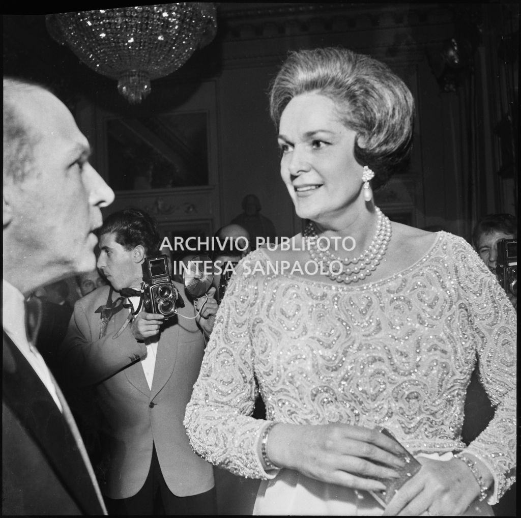 Begum Om Habibeh Aga Khan (Yvonne Blanche Labrousse), moglie di Aga Khan III, nel foyer del Teatro alla Scala in occasione della serata inaugurale della stagione lirica 1960-1961 con l'opera "Poliuto" di Gaetano Donizetti, diretta da Antonino Votto con la regia di Herbert Graf