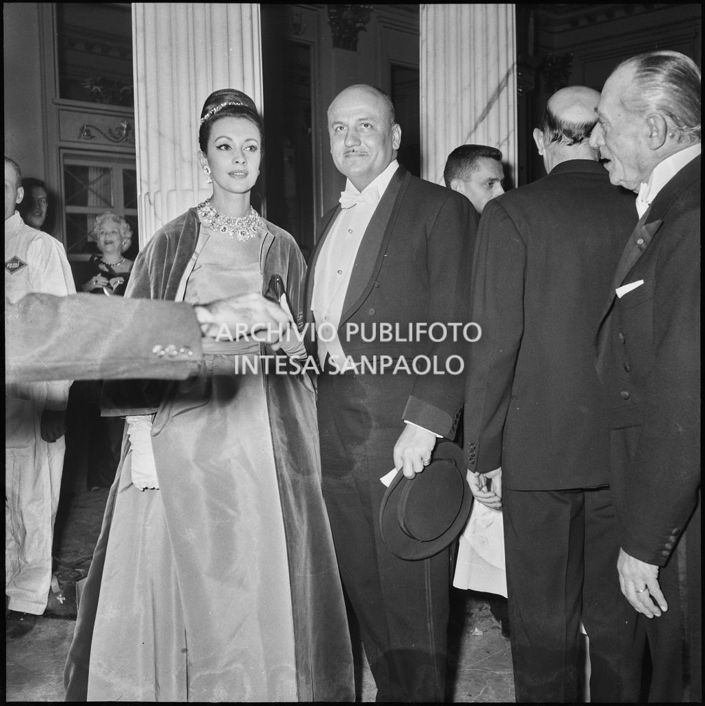 Lo stilista Pierre Balmain nel foyer del Teatro alla Scala in occasione della serata inaugurale della stagione lirica 1960-1961 con l'opera "Poliuto" di Gaetano Donizetti, diretta da Antonino Votto con la regia di Herbert Graf