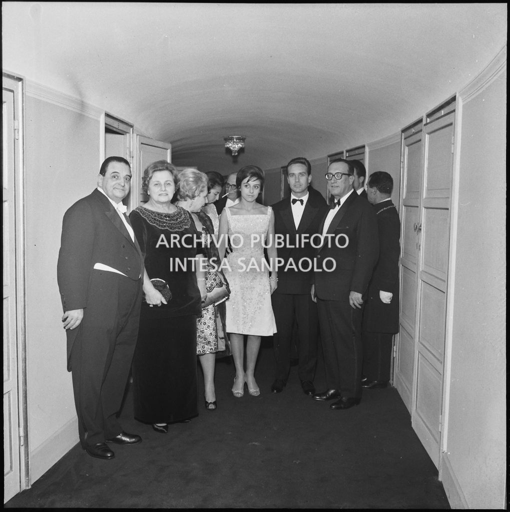 La famiglia Palazzi al Teatro alla Scala in occasione della serata inaugurale della stagione lirica 1960-1961 con l'opera "Poliuto" di Gaetano Donizetti, diretta da Antonino Votto con la regia di Herbert Graf