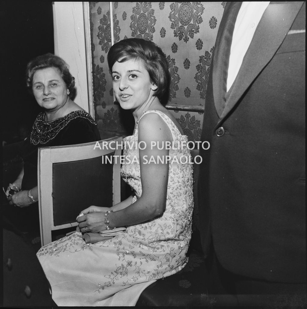 La signorina Palazzi seduta in un palco del Teatro alla Scala in occasione della serata inaugurale della stagione lirica 1960-1961 con l'opera "Poliuto" di Gaetano Donizetti, diretta da Antonino Votto con la regia di Herbert Graf