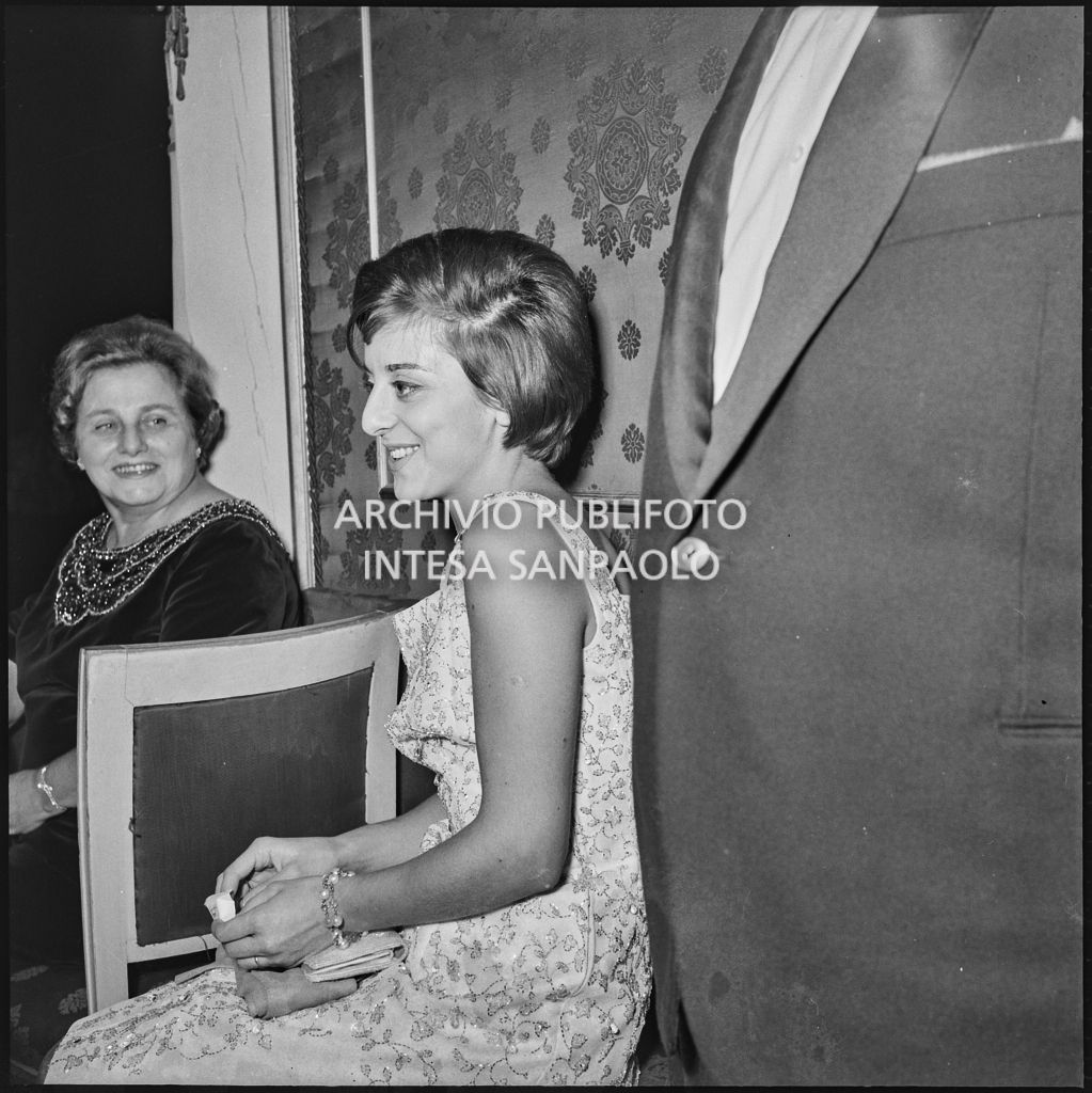 La signorina Palazzi seduta in un palco del Teatro alla Scala in occasione della serata inaugurale della stagione lirica 1960-1961 con l'opera "Poliuto" di Gaetano Donizetti, diretta da Antonino Votto con la regia di Herbert Graf