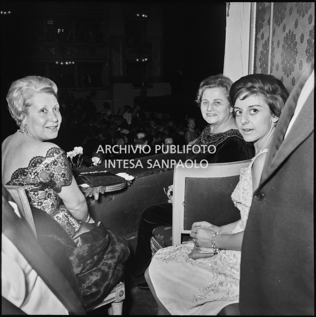 La famiglia Palazzi in un palco del Teatro alla Scala in occasione della serata inaugurale della stagione lirica 1960-1961 con l'opera "Poliuto" di Gaetano Donizetti, diretta da Antonino Votto con la regia di Herbert Graf