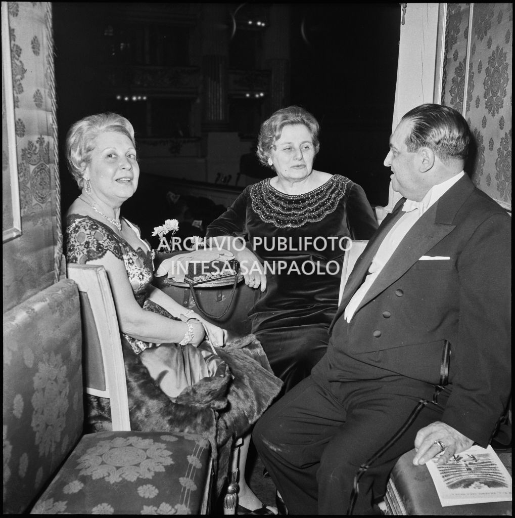 I signori Palazzi in un palco del Teatro alla Scala in occasione della serata inaugurale della stagione lirica 1960-1961 con l'opera "Poliuto" di Gaetano Donizetti, diretta da Antonino Votto con la regia di Herbert Graf