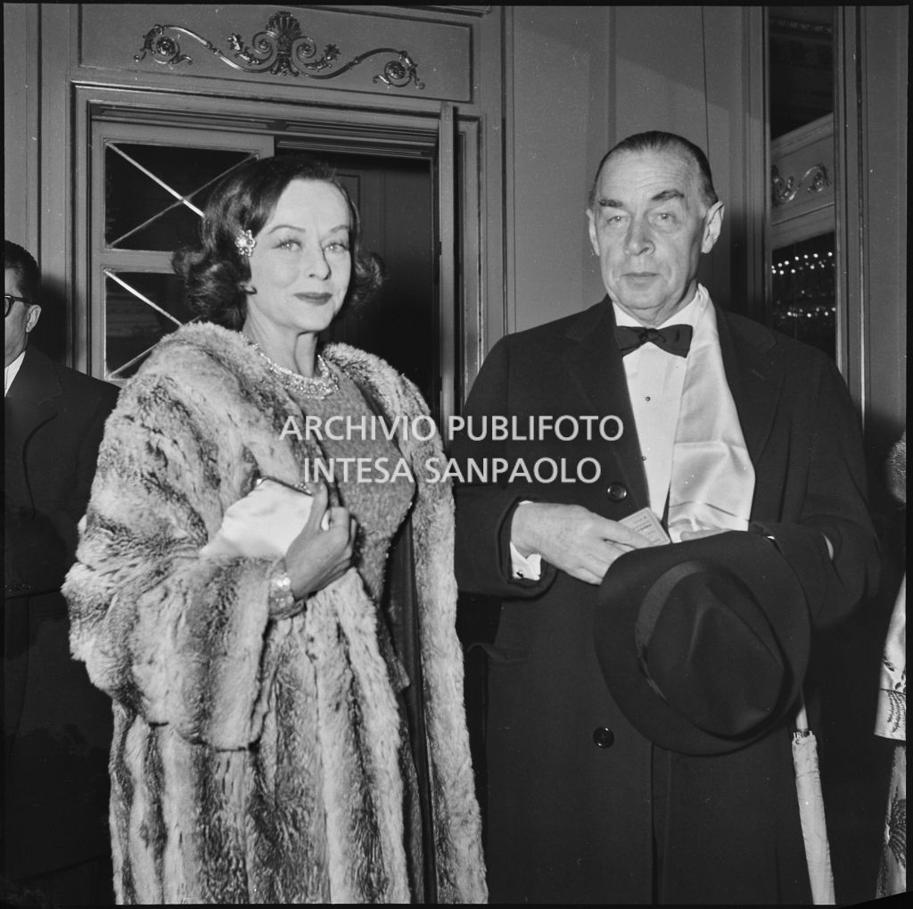 Erich Maria Remarque con Paulette Goddard al Teatro alla Scala la sera dell'inaugurazione della stagione lirica 1960-1961 con l'opera "Poliuto" di Gaetano Donizetti, diretta da Antonino Votto con la regia di Herbert Graf