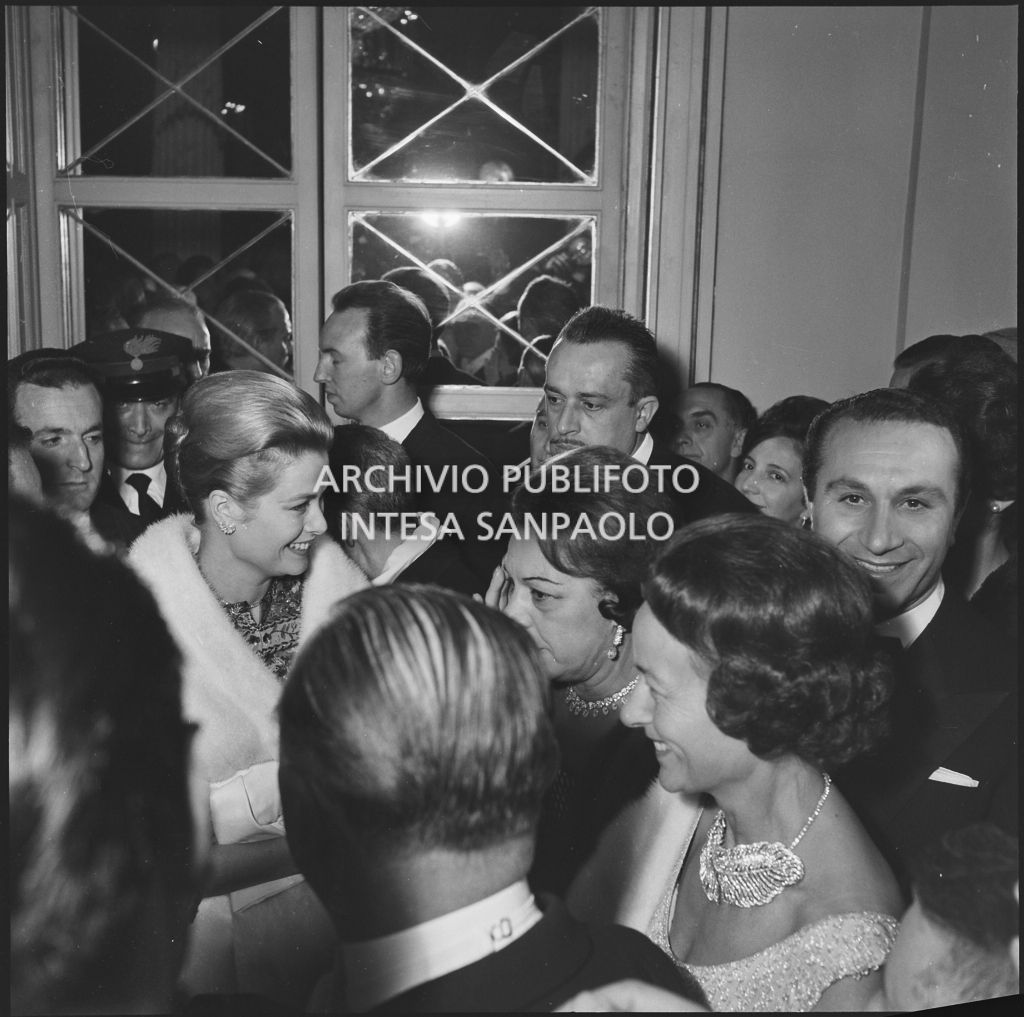 Grace Kelly, principessa di Monaco, al Teatro alla Scala in occasione della serata inaugurale della stagione lirica 1960-1961 con l'opera "Poliuto" di Gaetano Donizetti, diretta da Antonino Votto con la regia di Herbert Graf