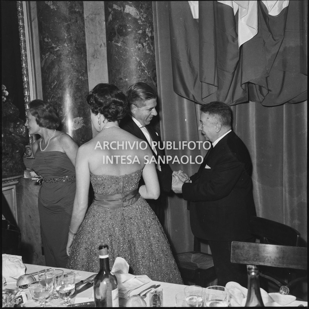 Alcuni spettatori al ristorante, dopo la serata inaugurale della stagione lirica 1960-1961 del Teatro alla Scala con l'opera "Poliuto" di Gaetano Donizetti, diretta da Antonino Votto con la regia di Herbert Graf