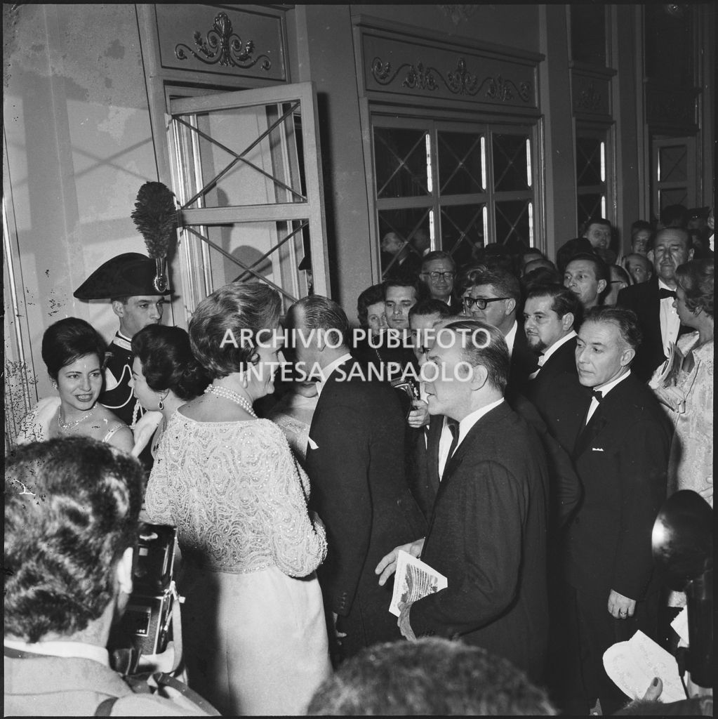 Begum Om Habibeh Aga Khan (Yvonne Blanche Labrousse), moglie di Aga Khan III, nel foyer del Teatro alla Scala in occasione della serata inaugurale della stagione lirica 1960-1961 con l'opera "Poliuto" di Gaetano Donizetti, diretta da Antonino Votto con la regia di Herbert Graf