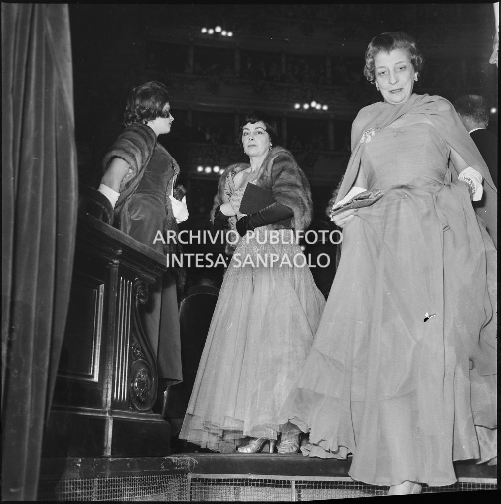 Alcune spettatrici nella platea del Teatro alla Scala in occasione della serata inaugurale della stagione lirica 1960-1961 con l'opera "Poliuto" di Gaetano Donizetti, diretta da Antonino Votto con la regia di Herbert Graf
