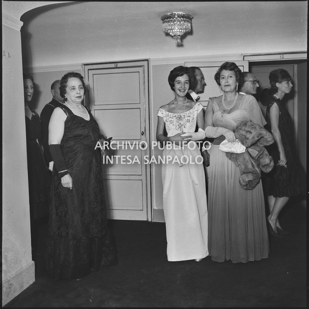 Alcune spettatrici al Teatro alla Scala in occasione della serata inaugurale della stagione lirica 1960-1961 con l'opera "Poliuto" di Gaetano Donizetti, diretta da Antonino Votto con la regia di Herbert Graf