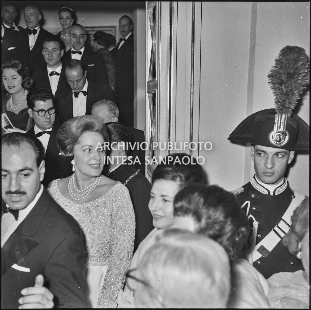 Begum Om Habibeh Aga Khan (Yvonne Blanche Labrousse), moglie di Aga Khan III, al Teatro alla Scala in occasione della serata inaugurale della stagione lirica 1960-1961 con l'opera "Poliuto" di Gaetano Donizetti, diretta da Antonino Votto con la regia di Herbert Graf