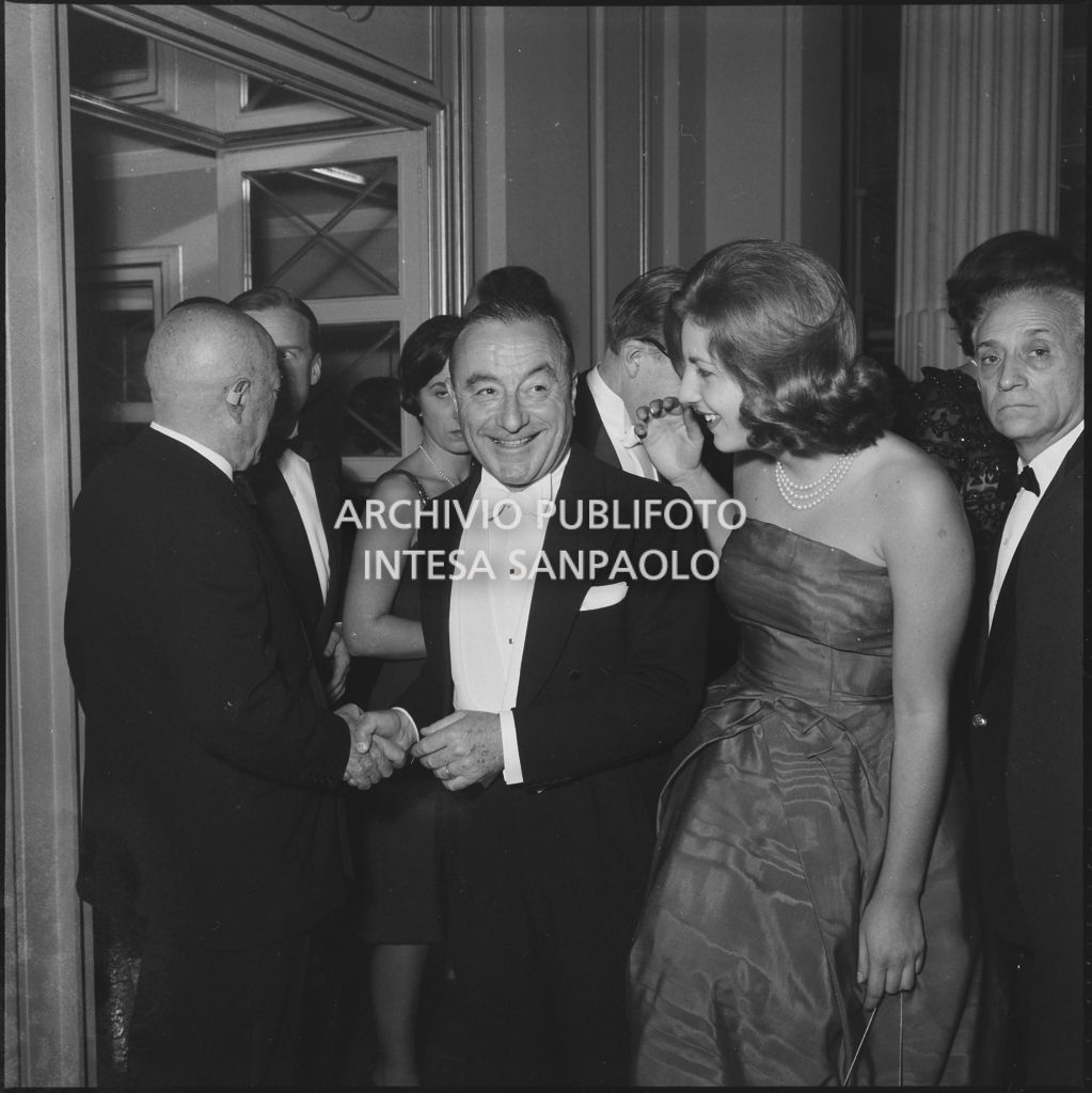 Alcuni spettatori nel foyer del Teatro alla Scala in occasione della serata inaugurale della stagione lirica 1960-1961 con l'opera "Poliuto" di Gaetano Donizetti, diretta da Antonino Votto con la regia di Herbert Graf