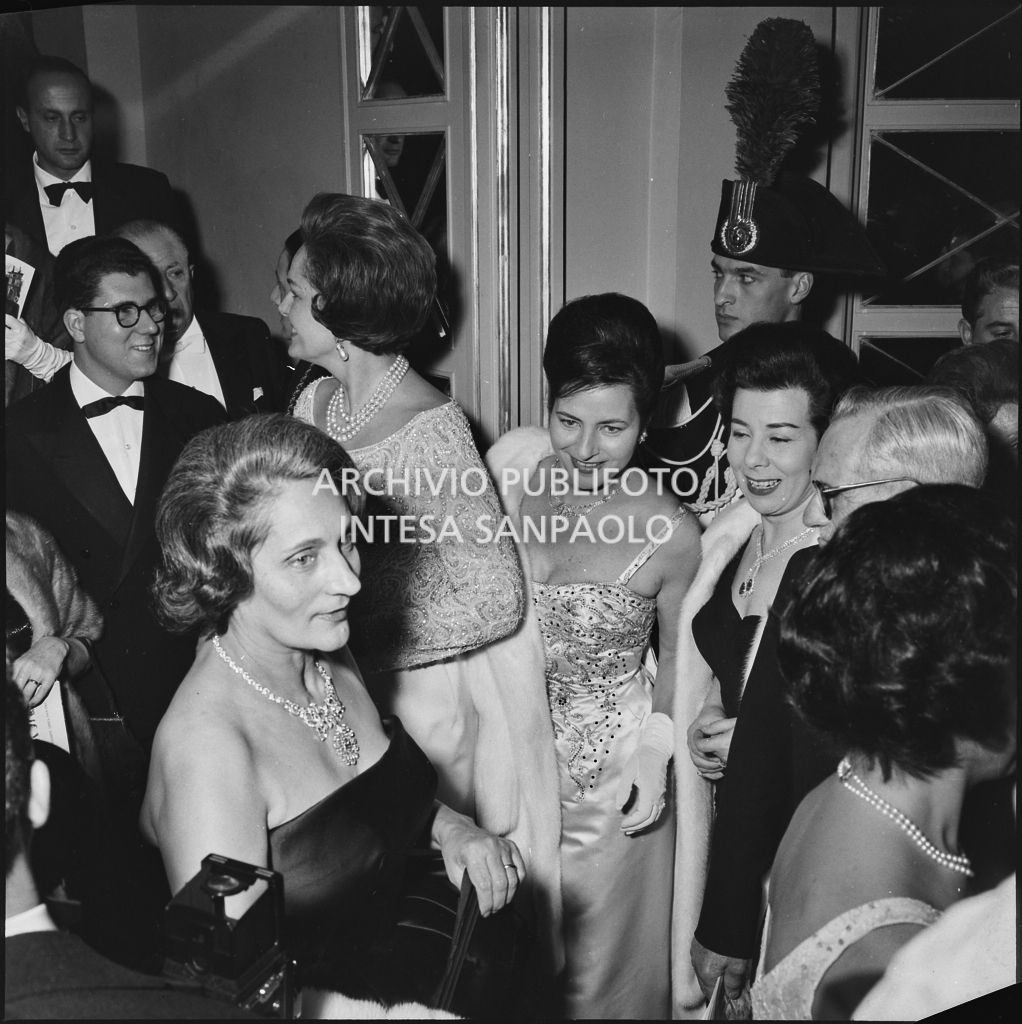 Begum Om Habibeh Aga Khan (Yvonne Blanche Labrousse), moglie di Aga Khan III, al Teatro alla Scala in occasione della serata inaugurale della stagione lirica 1960-1961 con l'opera "Poliuto" di Gaetano Donizetti, diretta da Antonino Votto con la regia di Herbert Graf