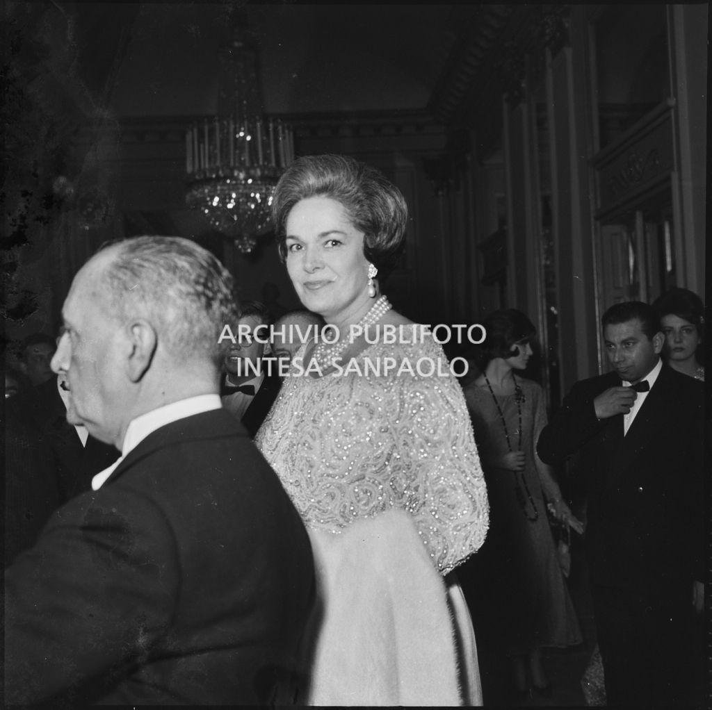 Begum Om Habibeh Aga Khan (Yvonne Blanche Labrousse), moglie di Aga Khan III, nel foyer del Teatro alla Scala in occasione della serata inaugurale della stagione lirica 1960-1961 con l'opera "Poliuto" di Gaetano Donizetti, diretta da Antonino Votto con la regia di Herbert Graf