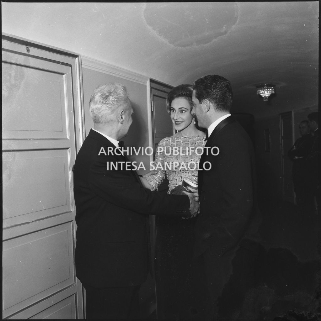 Il soprintendente al Teatro alla Scala Antonio Ghiringhelli, Emanuela di Castelbarco Toscanini e il marito Luigi Filippo d'Acquarone al Teatro alla Scala in occasione della serata inaugurale della stagione lirica 1960-1961 con l'opera "Poliuto" di Gaetano Donizetti, diretta da Antonino Votto con la regia di Herbert Graf