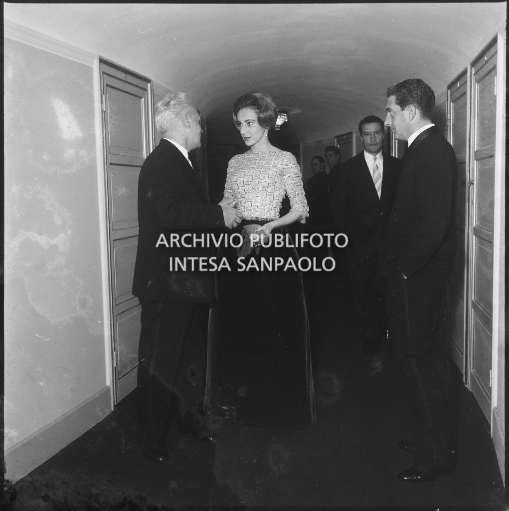 Il soprintendente al Teatro alla Scala Antonio Ghiringhelli, Emanuela di Castelbarco Toscanini e il marito Luigi Filippo d'Acquarone al Teatro alla Scala in occasione della serata inaugurale della stagione lirica 1960-1961 con l'opera "Poliuto" di Gaetano Donizetti, diretta da Antonino Votto con la regia di Herbert Graf