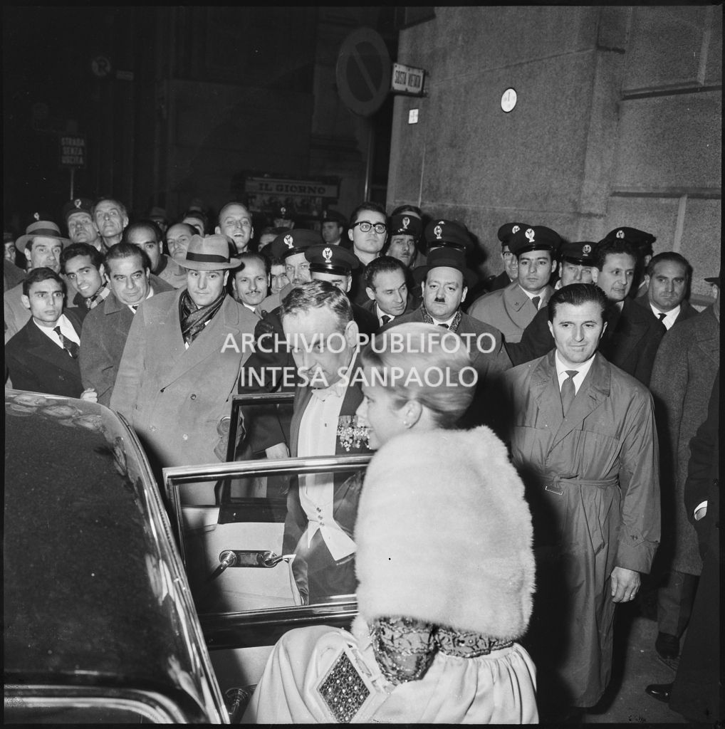 Grace Kelly e il principe Ranieri III di Monaco salgono sull'automobile al termine della serata inaugurale della stagione lirica 1960-1961 del Teatro alla Scala, aperta con l'opera "Poliuto" di Gaetano Donizetti, diretta da Antonino Votto con la regia di Herbert Graf