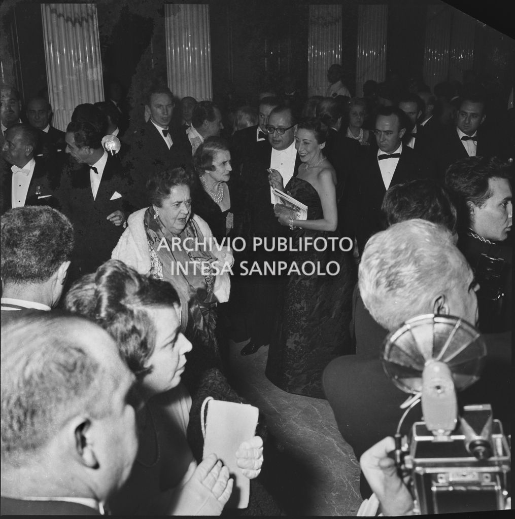La giornalista Elsa Maxwell nel foyer del Teatro alla Scala in occasione della serata inaugurale della stagione lirica 1960-1961 con l'opera "Poliuto" di Gaetano Donizetti, diretta da Antonino Votto con la regia di Herbert Graf