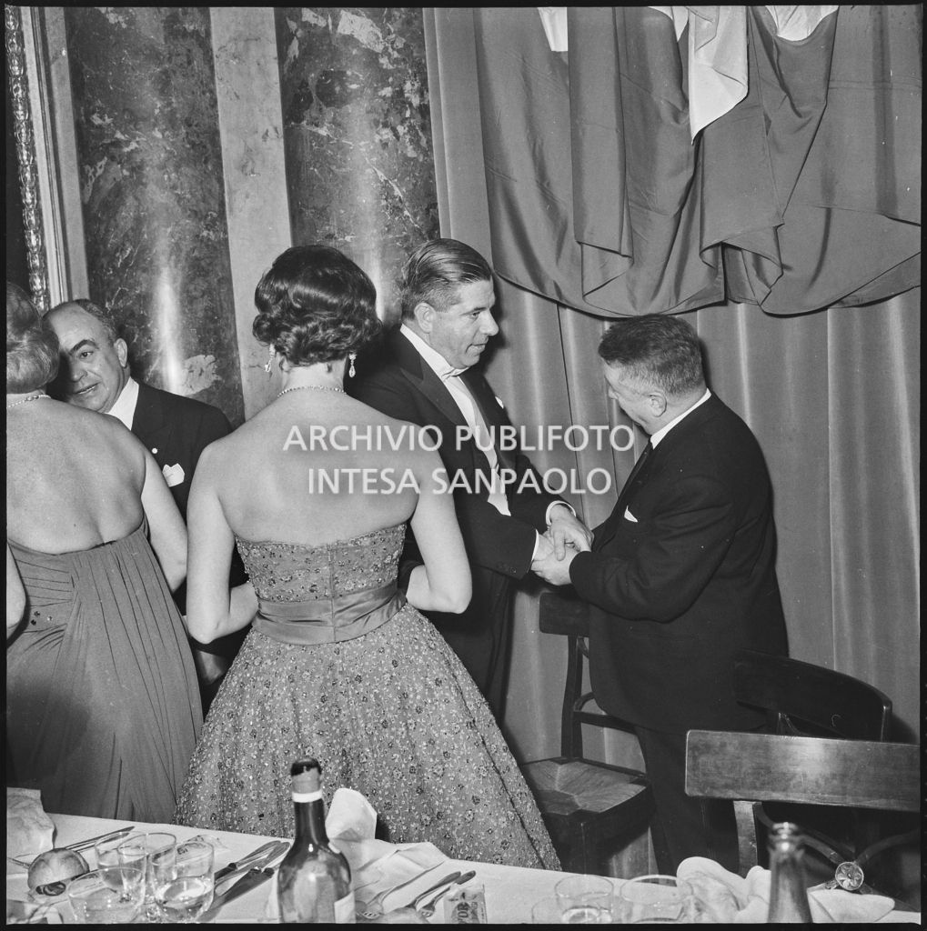 Alcuni spettatori al ristorante, dopo la serata inaugurale della stagione lirica 1960-1961 del Teatro alla Scala con l'opera "Poliuto" di Gaetano Donizetti, diretta da Antonino Votto con la regia di Herbert Graf