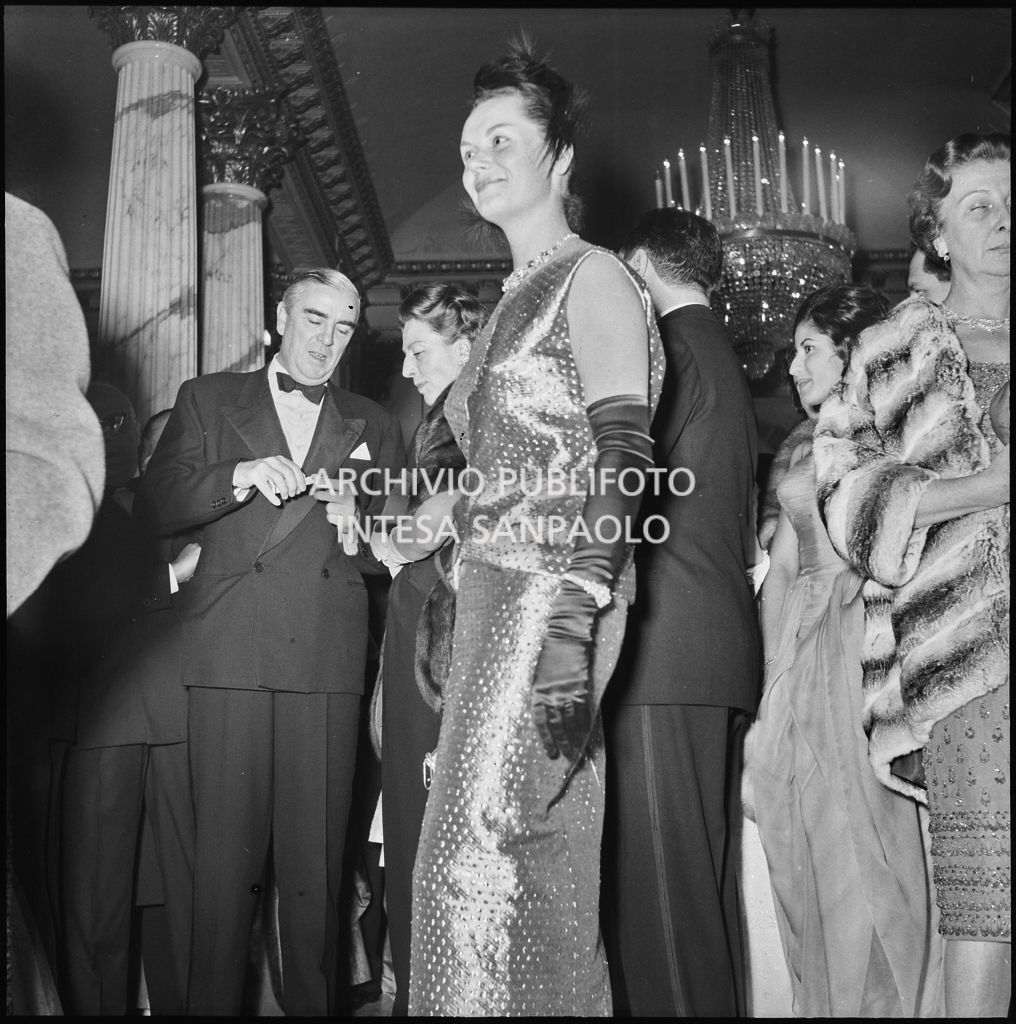Mimi Alberini Uglietti nel foyer del Teatro alla Scala in occasione della serata inaugurale della stagione lirica 1960-1961 con l'opera "Poliuto" di Gaetano Donizetti, diretta da Antonino Votto con la regia di Herbert Graf