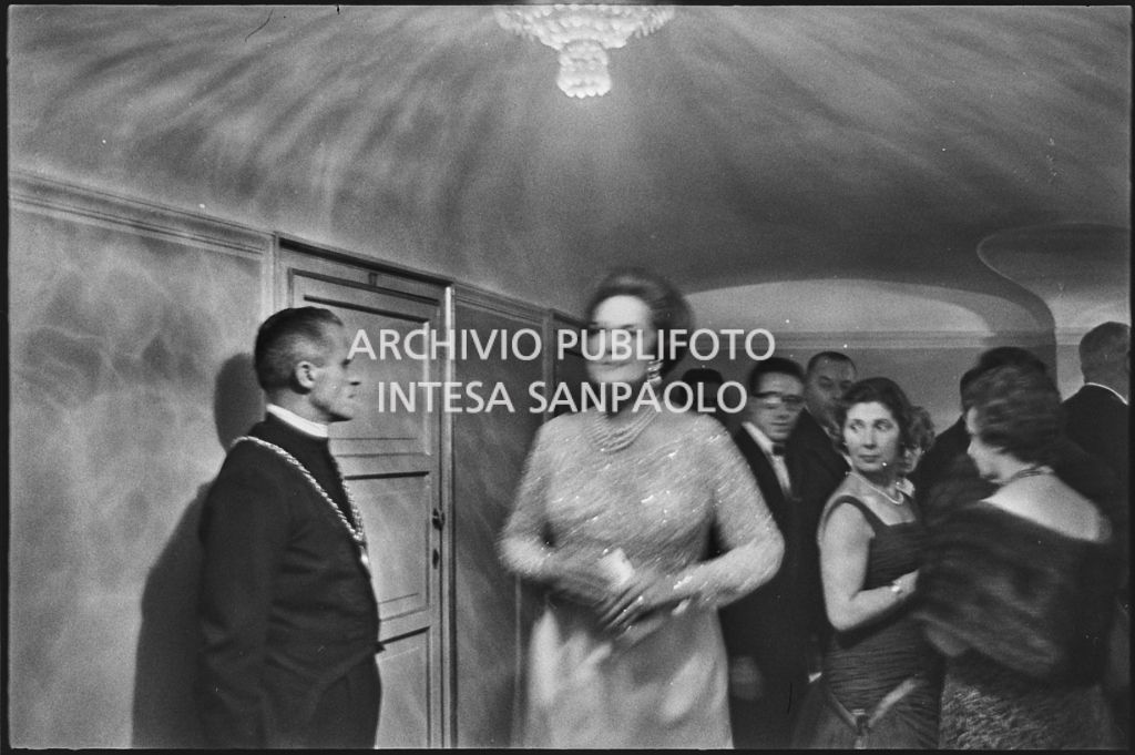 Begum Om Habibeh Aga Khan (Yvonne Blanche Labrousse), moglie di Aga Khan III, all Teatro alla Scala in occasione della serata inaugurale della stagione lirica 1960-1961 con l'opera "Poliuto" di Gaetano Donizetti, diretta da Antonino Votto con la regia di Herbert Graf