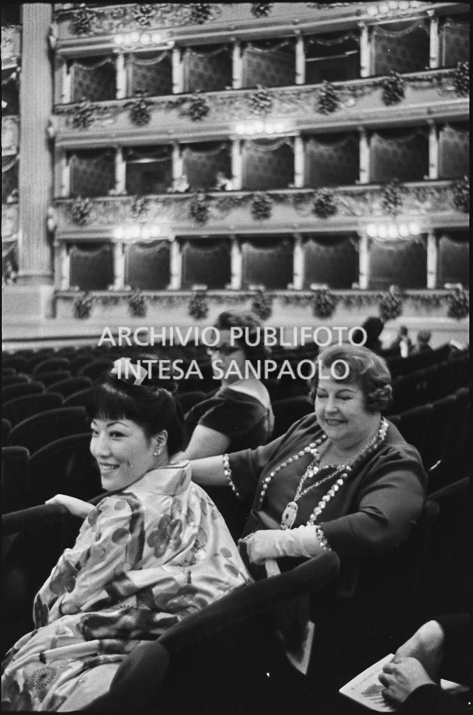 Alcuni spettatori seduti nella platea del Teatro alla Scala in occasione della serata inaugurale della stagione lirica 1960-1961 con l'opera "Poliuto" di Gaetano Donizetti, diretta da Antonino Votto con la regia di Herbert Graf