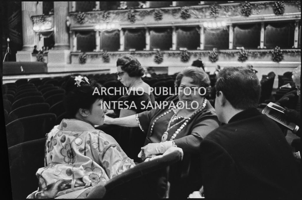 Alcuni spettatori seduti nella platea del Teatro alla Scala in occasione della serata inaugurale della stagione lirica 1960-1961 con l'opera "Poliuto" di Gaetano Donizetti, diretta da Antonino Votto con la regia di Herbert Graf