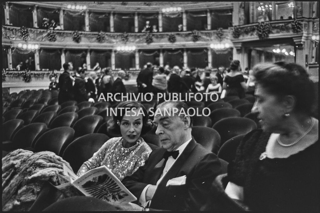 Erich Maria Remarque e Paulette Goddard in platea, al teatro alla Scala, in occasione dell'inaugurazione della stagione lirica 1960-1961 con l'opera "Poliuto" di Gaetano Donizetti, diretta da Antonino Votto con la regia di Herbert Graf
