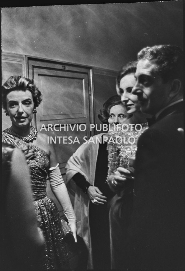 Emanuela di Castelbarco Toscanini, il marito Luigi Filippo d'Acquarone ed altri spettatori al Teatro alla Scala in occasione della serata inaugurale della stagione lirica 1960-1961 con l'opera "Poliuto" di Gaetano Donizetti, diretta da Antonino Votto con la regia di Herbert Graf