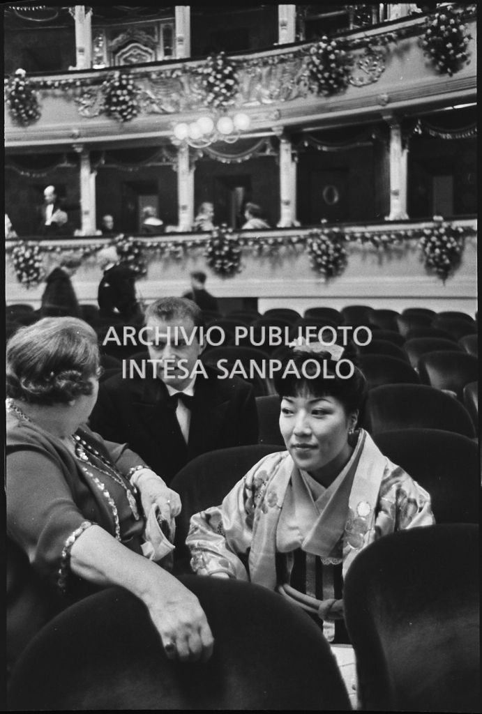 Alcuni spettatori seduti nella platea del Teatro alla Scala in occasione della serata inaugurale della stagione lirica 1960-1961 con l'opera "Poliuto" di Gaetano Donizetti, diretta da Antonino Votto con la regia di Herbert Graf