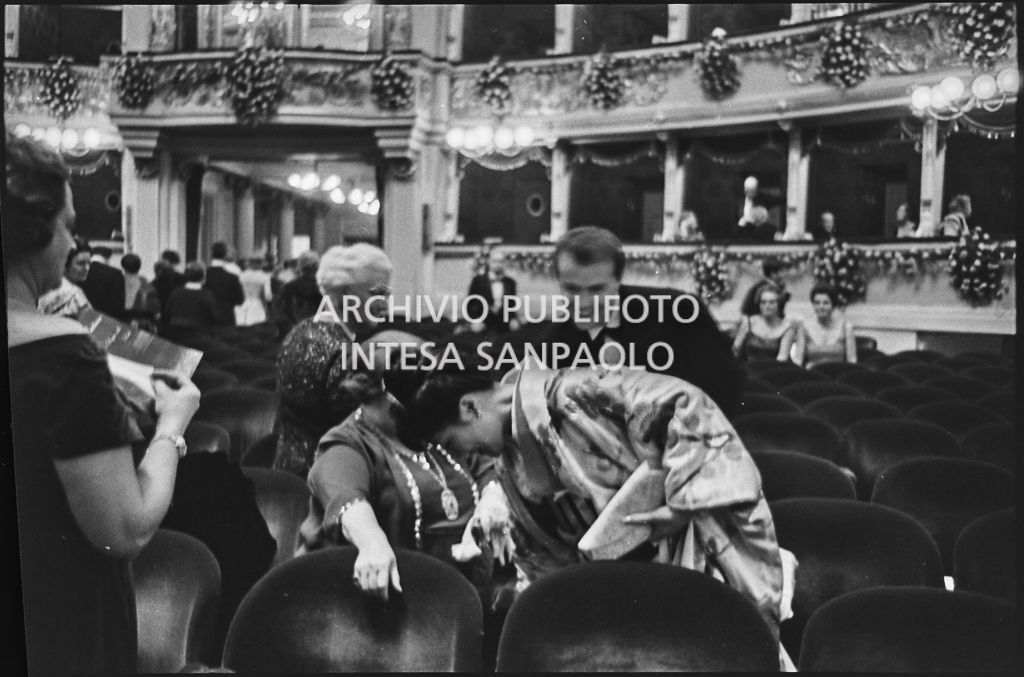 Alcuni spettatori nella platea del Teatro alla Scala in occasione della serata inaugurale della stagione lirica 1960-1961 con l'opera "Poliuto" di Gaetano Donizetti, diretta da Antonino Votto con la regia di Herbert Graf