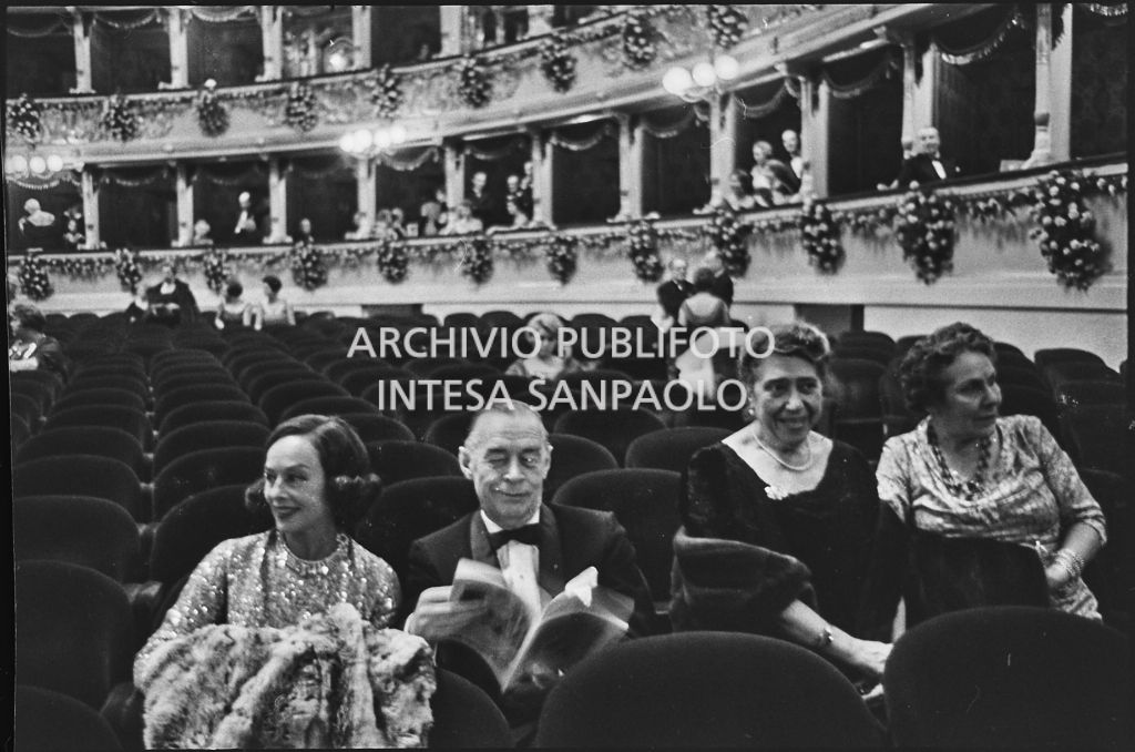 Erich Maria Remarque e Paulette Goddard seduti nella platea del Teatro alla Scala in occasione della serata inaugurale della stagione lirica 1960-1961 con l'opera "Poliuto" di Gaetano Donizetti, diretta da Antonino Votto con la regia di Herbert Graf