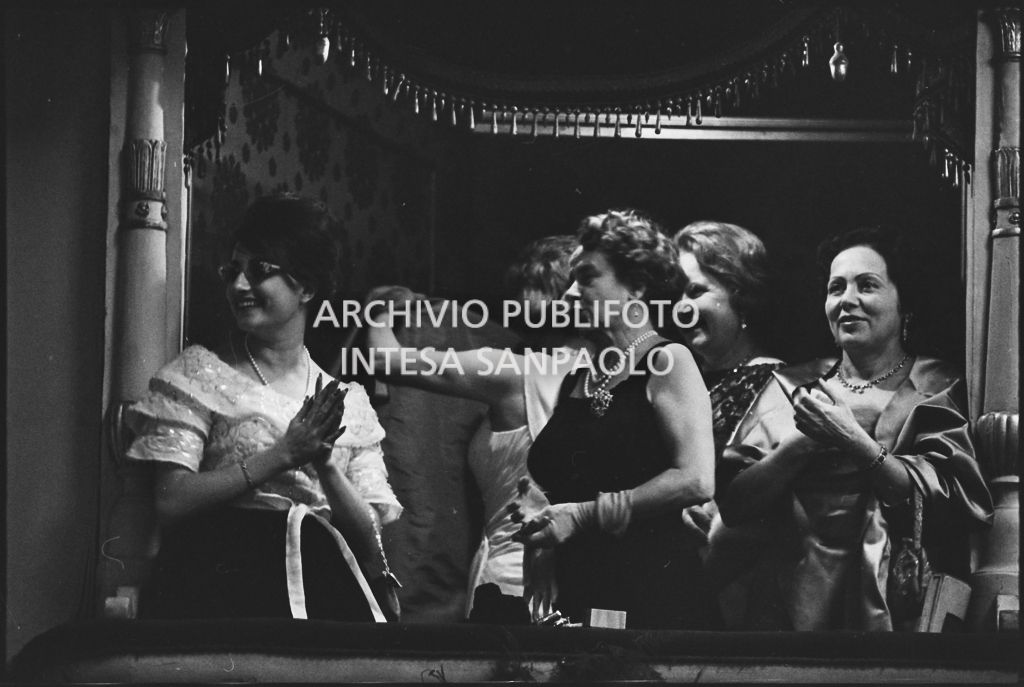 Alcune spettatrici in un palco del Teatro alla Scala in occasione della serata inaugurale della stagione lirica 1960-1961 con l'opera "Poliuto" di Gaetano Donizetti, diretta da Antonino Votto con la regia di Herbert Graf