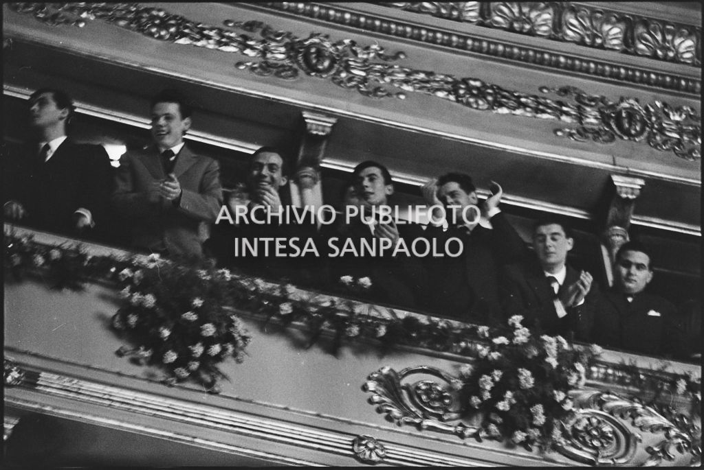 Alcuni spettatori applaudono dal loggione del Teatro alla Scala in occasione della serata inaugurale della stagione lirica 1960-1961 con l'opera "Poliuto" di Gaetano Donizetti, diretta da Antonino Votto con la regia di Herbert Graf