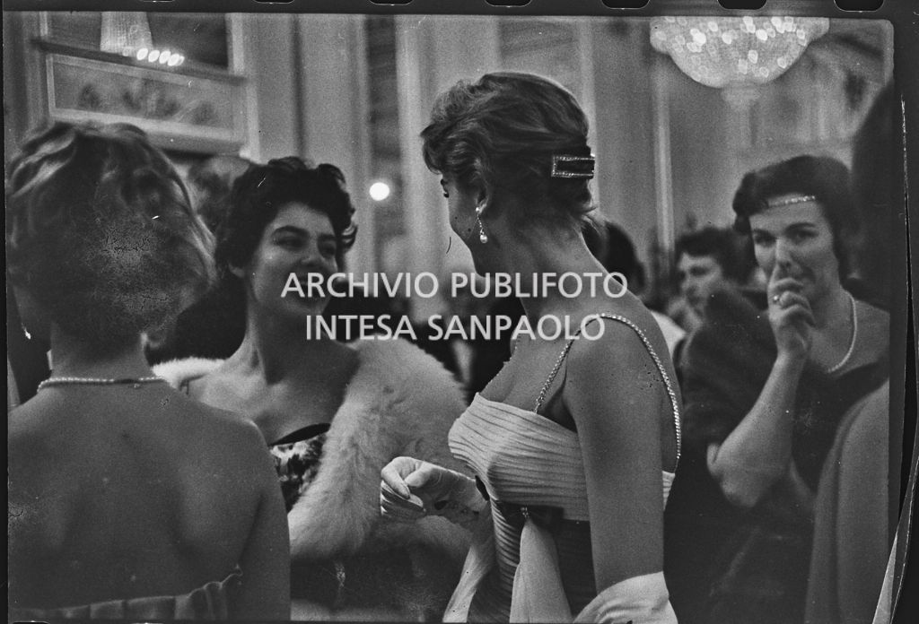 Alcune spettatrici nel foyer del Teatro alla Scala in occasione della serata inaugurale della stagione lirica 1958-1959 con l'opera "Turandot", di Giacomo Puccini, diretta da Antonino Votto con la regia di Margherita Wallmann