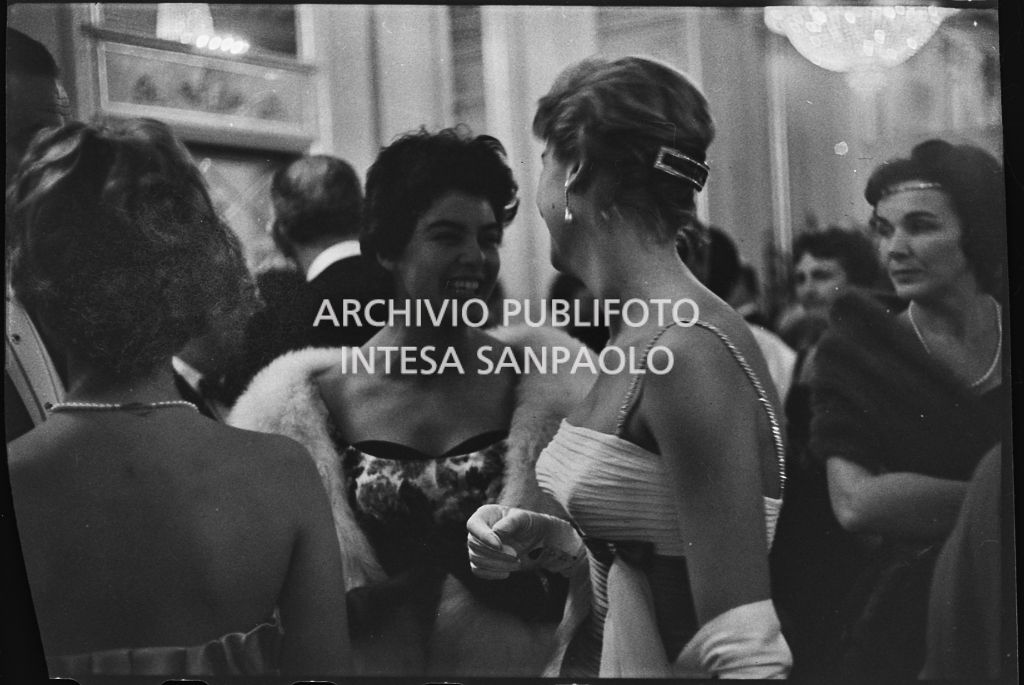 Alcune spettatrici nel foyer del Teatro alla Scala in occasione della serata inaugurale della stagione lirica 1958-1959 con l'opera "Turandot", di Giacomo Puccini, diretta da Antonino Votto con la regia di Margherita Wallmann