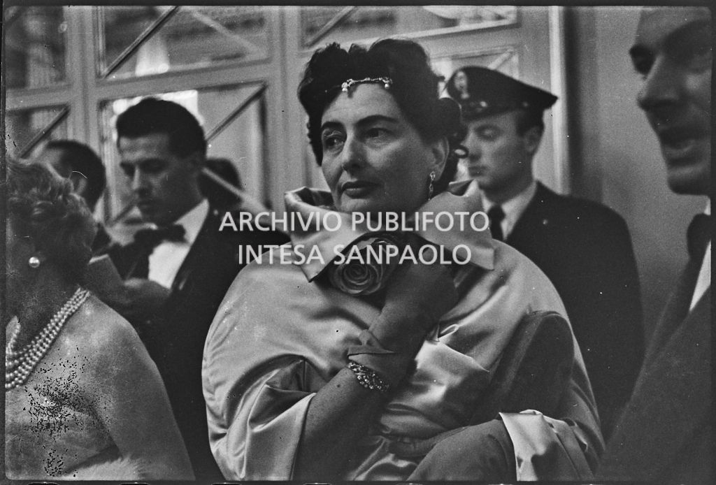 Lucia Campatelli al Teatro alla Scala in occasione della serata inaugurale della stagione lirica 1958-1959 con l'opera "Turandot", di Giacomo Puccini, diretta da Antonino Votto con la regia di Margherita Wallmann