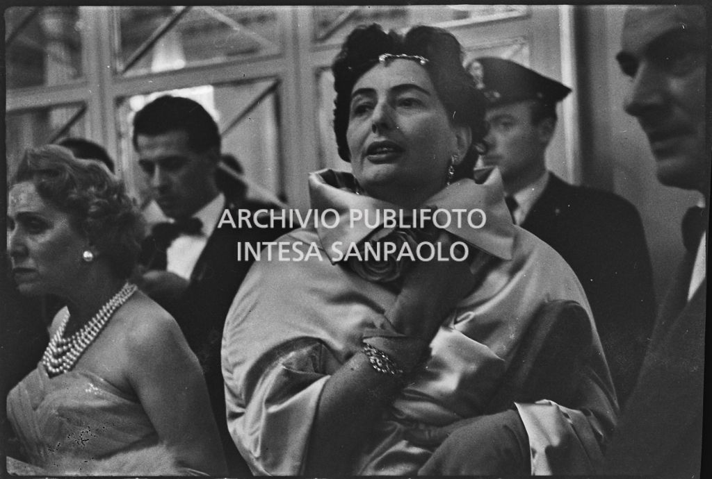 Lucia Campatelli al Teatro alla Scala in occasione della serata inaugurale della stagione lirica 1958-1959 con l'opera "Turandot", di Giacomo Puccini, diretta da Antonino Votto con la regia di Margherita Wallmann