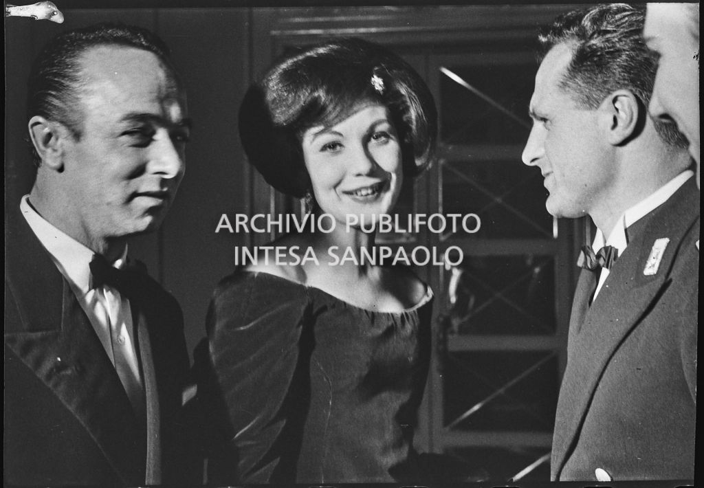 Eletta Polvani in compagnia di alcuni spettatori al Teatro alla Scala in occasione della serata inaugurale della stagione lirica 1958-1959 con l'opera "Turandot", di Giacomo Puccini, diretta da Antonino Votto con la regia di Margherita Wallmann