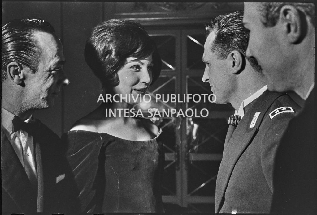 Eletta Polvani, in compagnia di alcuni spettatori, al Teatro alla Scala in occasione della serata inaugurale della stagione lirica 1958-1959 con l'opera "Turandot", di Giacomo Puccini, diretta da Antonino Votto con la regia di Margherita Wallmann