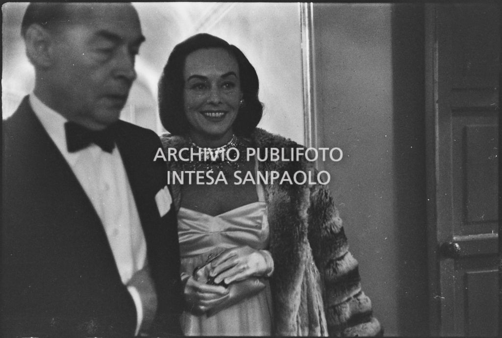 Erich Maria Remarque e Paulette Goddard al Teatro alla Scala in occasione della serata inaugurale della stagione lirica 1958-1959 con l'opera "Turandot", di Giacomo Puccini, diretta da Antonino Votto con la regia di Margherita Wallmann