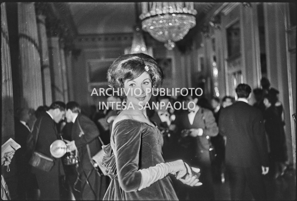 Eletta Polvani nel foyer del Teatro alla Scala in occasione della serata inaugurale della stagione lirica 1958-1959 con l'opera "Turandot", di Giacomo Puccini, diretta da Antonino Votto con la regia di Margherita Wallmann