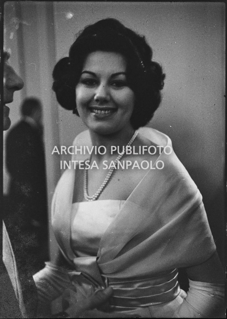 Maria Elisa Marzotto al Teatro alla Scala in occasione della serata inaugurale della stagione lirica 1958-1959 con l'opera "Turandot", di Giacomo Puccini, diretta da Antonino Votto con la regia di Margherita Wallmann