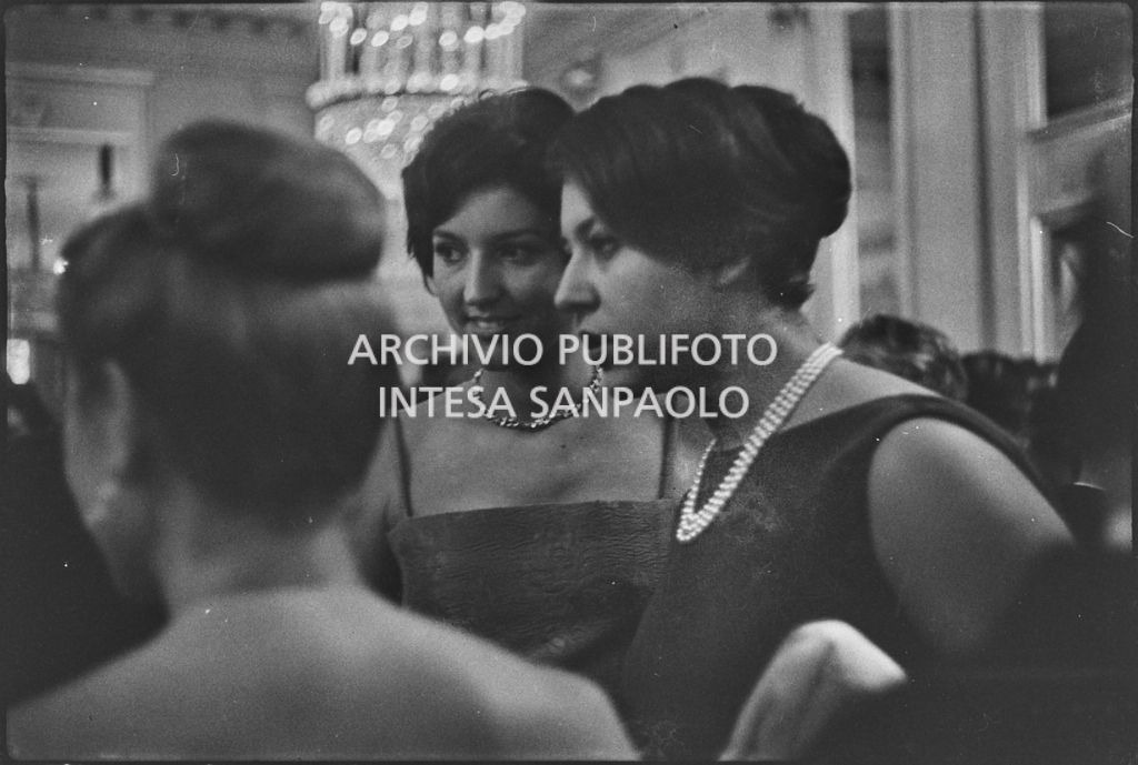 Le sorelle Caperano nel foyer del Teatro alla Scala in occasione della serata inaugurale della stagione lirica 1958-1959 con l'opera "Turandot", di Giacomo Puccini, diretta da Antonino Votto con la regia di Margherita Wallmann