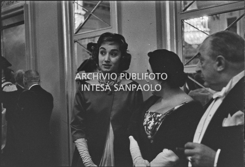 Giovanna Lomazzi al Teatro alla Scala in occasione della serata inaugurale della stagione lirica 1958-1959 con l'opera "Turandot", di Giacomo Puccini, diretta da Antonino Votto con la regia di Margherita Wallmann